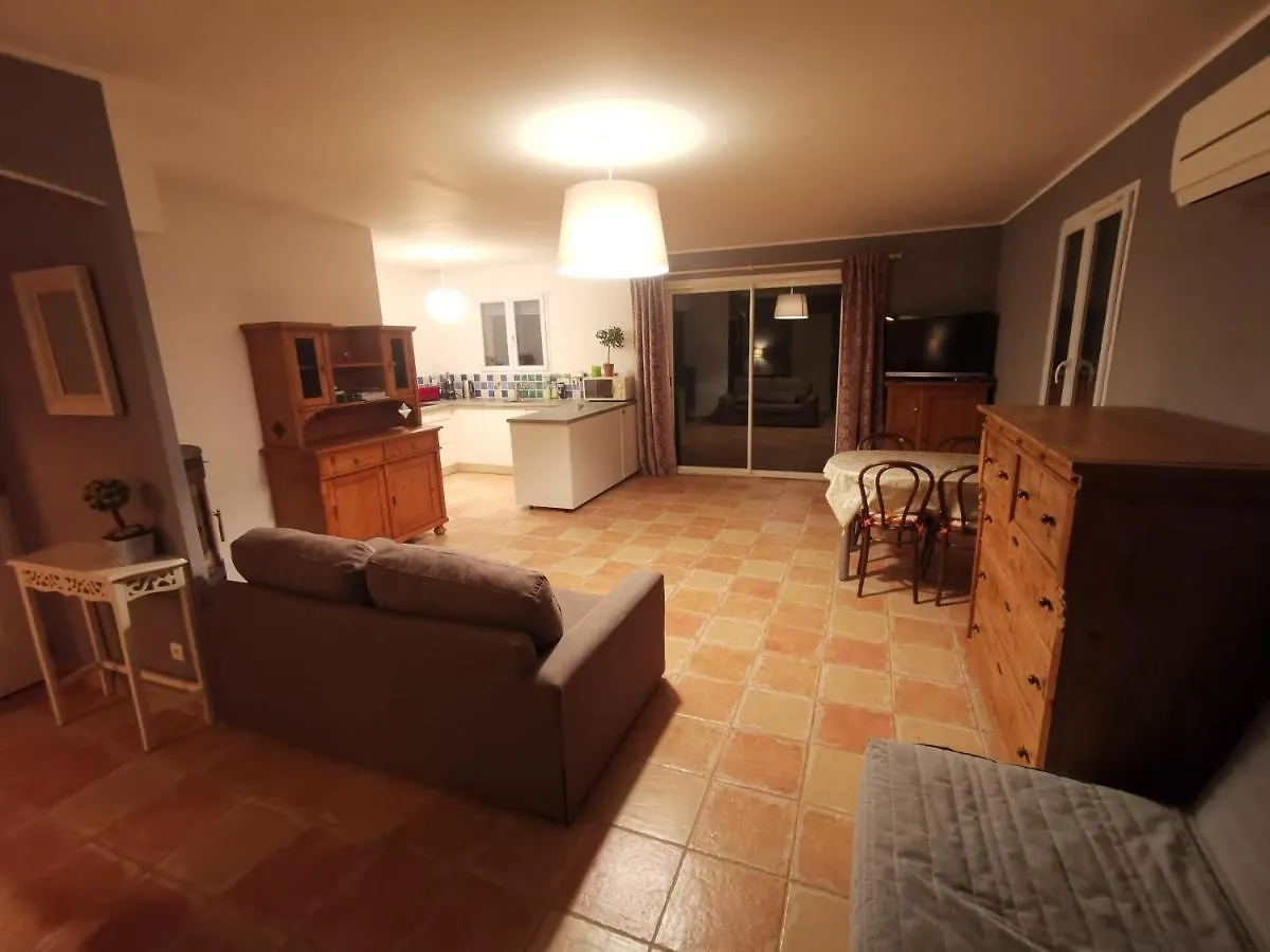 T2 indépendant terrasse et piscine au calme Var sud de la France Flassans-sur-Issole Hébergement de vacances
